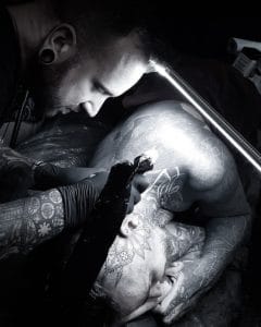 le tatoueur Lahhel entrain de tatouer sur un crâne