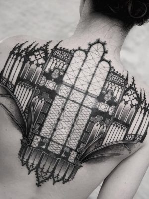 Tatouage d'une cathédrale sur le dos d'une femme